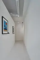 순백의 복도가 이끄는 미니멀 NFT 갤러리